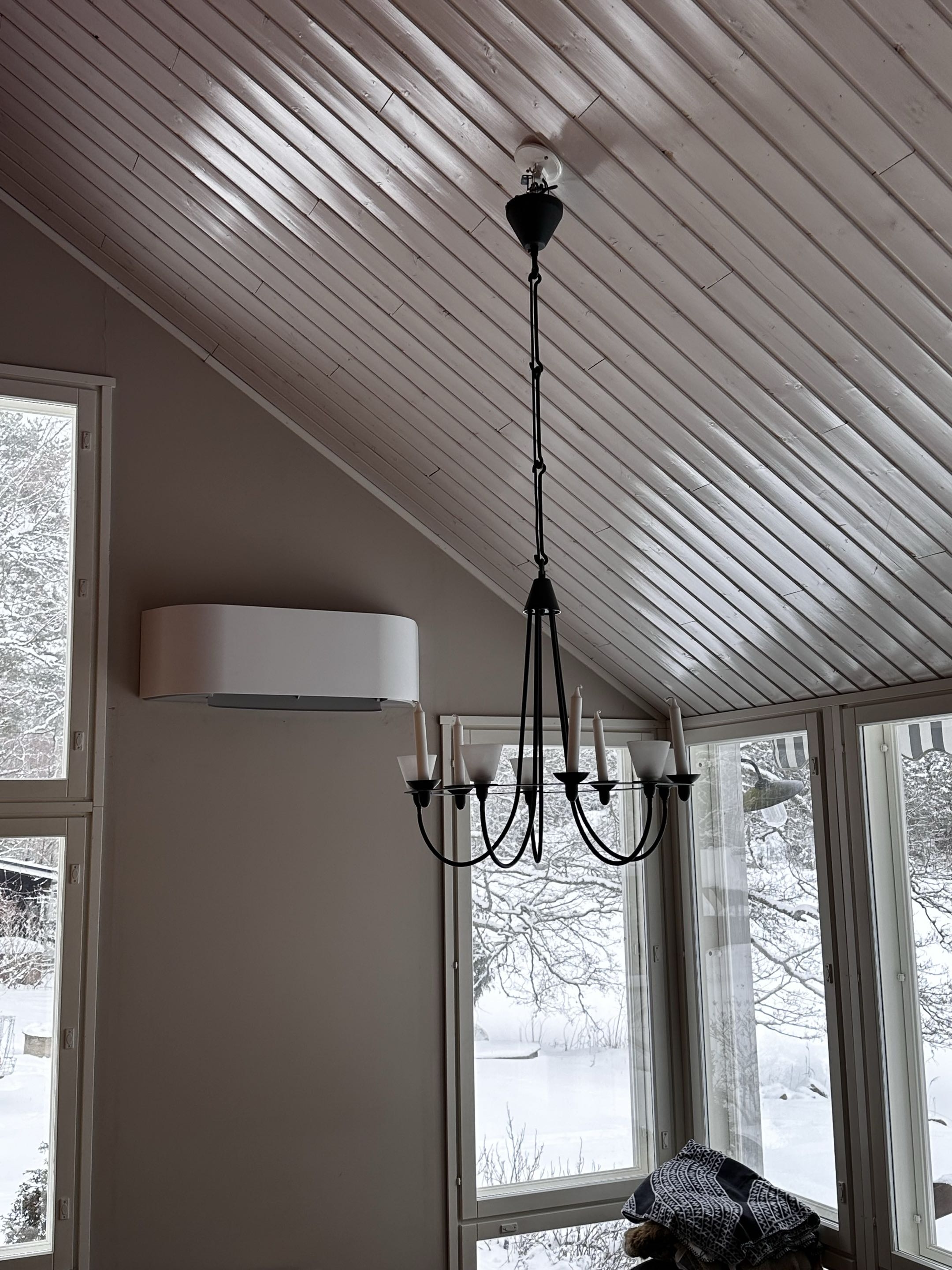 Ilmalämpöpumpun sisäyksikkö korkean olohuoneen seinällä